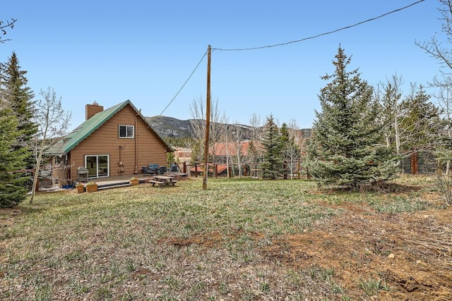 view of yard with a mountain view
