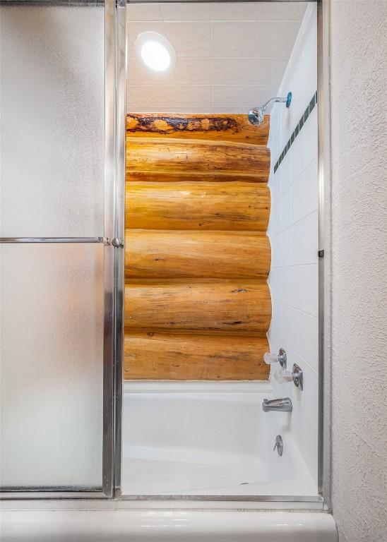 23125 Fawn Creek Rd, Steamboat Springs, CO 80487 - full bath with enclosed tub / shower combo and a textured wall