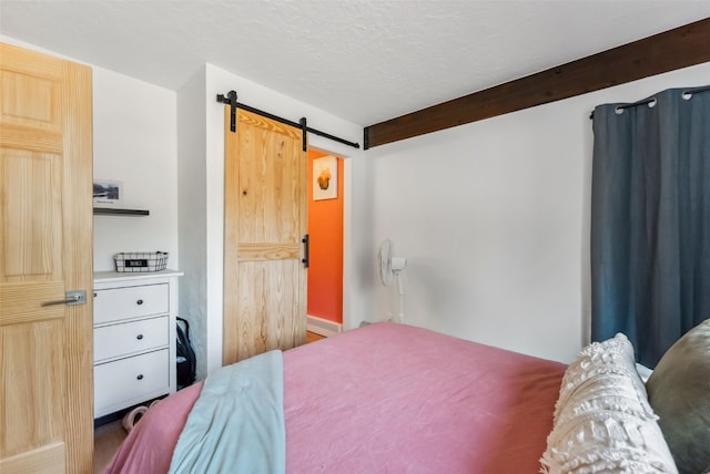 bedroom featuring a barn door
