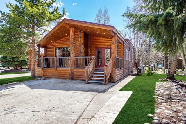 view of front of property featuring a porch and a front yard