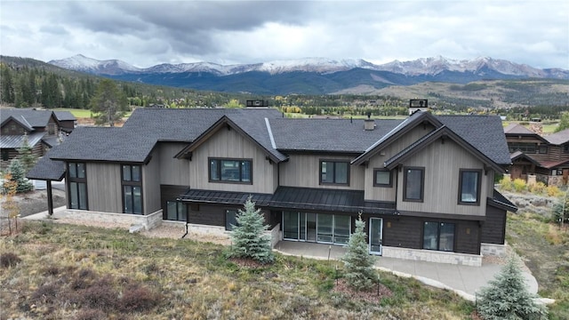 view of front of property featuring a mountain view