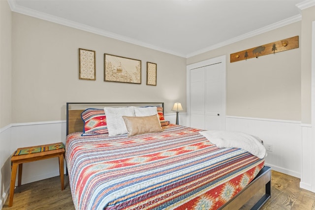 67 Peaks View Ct Unit 232, Blue River, CO 80424 - bedroom with ornamental molding, wood finished floors, a wainscoted wall, and a closet