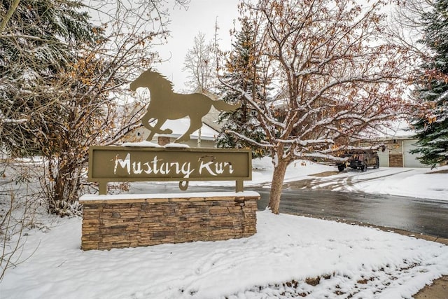 view of community / neighborhood sign