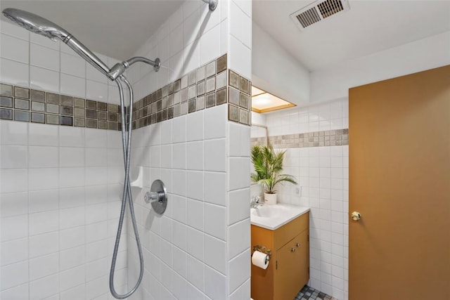 71 Barking Dog Rd, Silverthorne, CO 80498 - full bathroom with tiled shower, vanity, and tile walls
