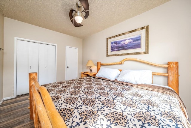 bedroom featuring wood finished floors, a textured ceiling, a closet, and ceiling fan