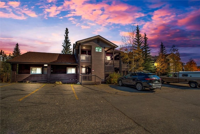 10000 Ryan Gulch Rd Unit 106, Silverthorne, CO 80498 - view of front facade featuring uncovered parking and a balcony
