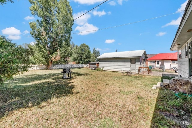 view of yard with an outbuilding