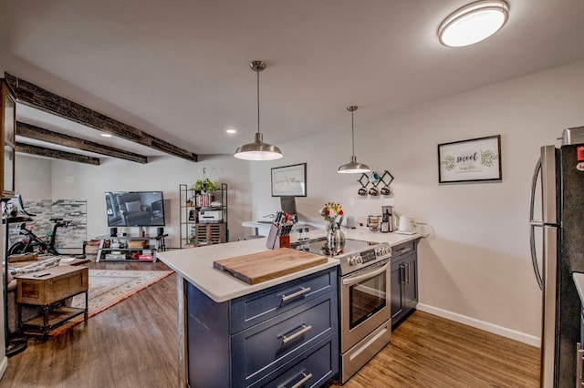 kitchen featuring stainless steel appliances, light countertops, baseboards, a peninsula, and dark wood-style flooring