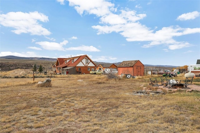 view of yard with a mountain view