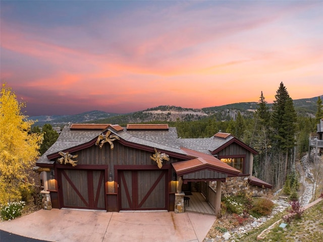 view of front of property featuring a mountain view