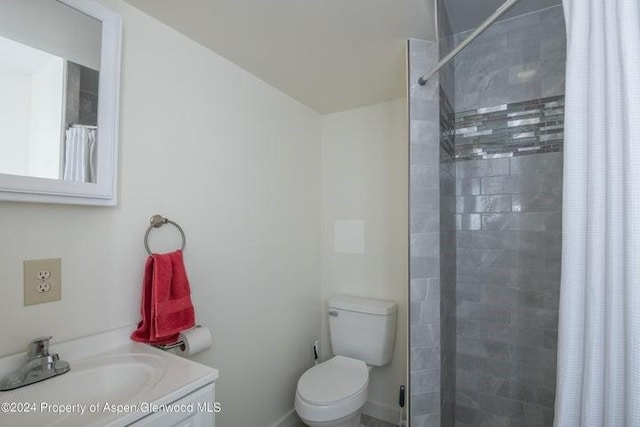 bathroom featuring a shower with shower curtain, vanity, and toilet