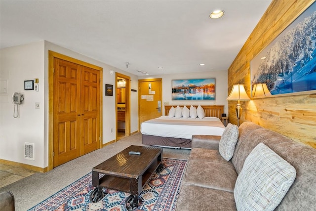 bedroom featuring carpet flooring and a closet