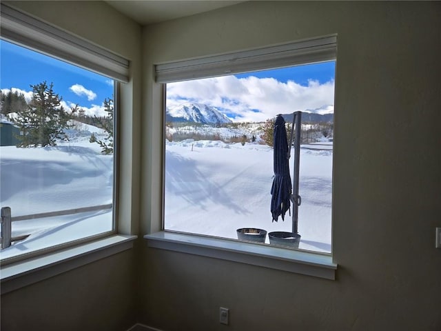 water view featuring a mountain view