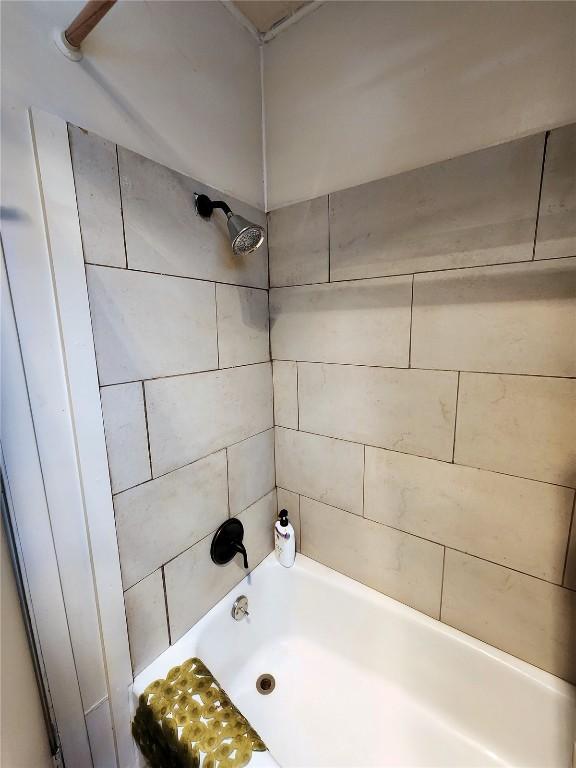 bathroom with tiled shower / bath combo