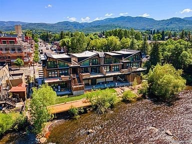 bird's eye view with a mountain view