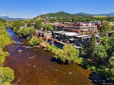 bird's eye view featuring a mountain view