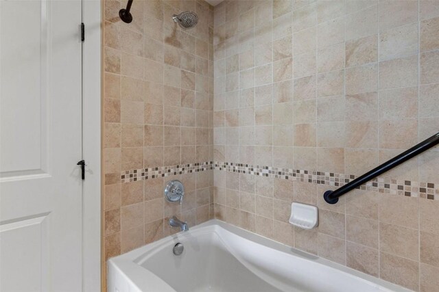 bathroom featuring tiled shower / bath