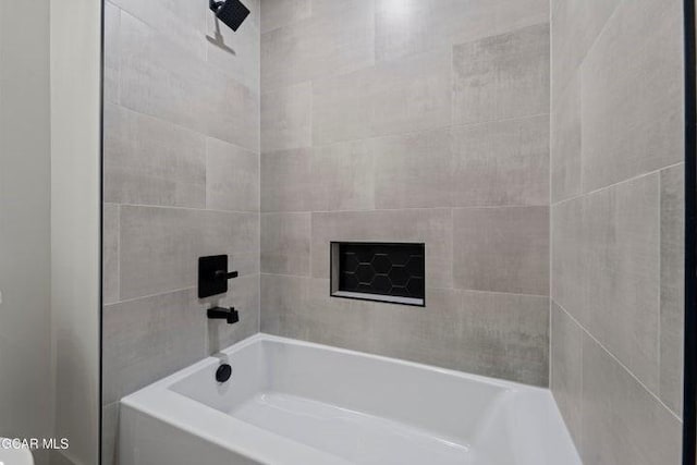 bathroom with tiled shower / bath