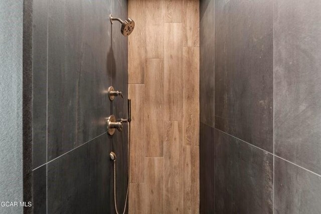 details featuring tiled shower