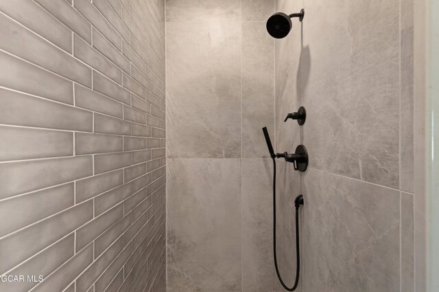 room details featuring a tile shower