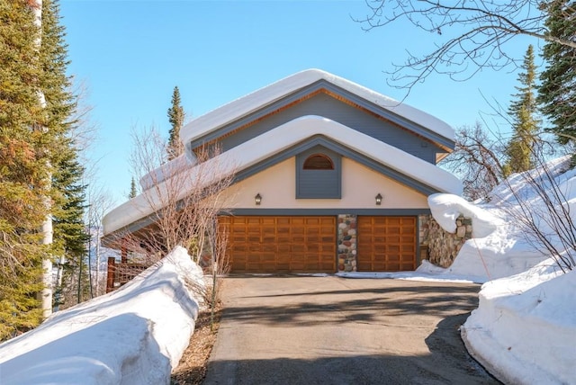 view of front facade featuring a garage