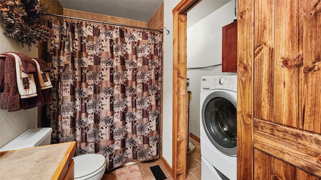 full bathroom with visible vents, toilet, a shower with curtain, washer / clothes dryer, and tile patterned floors