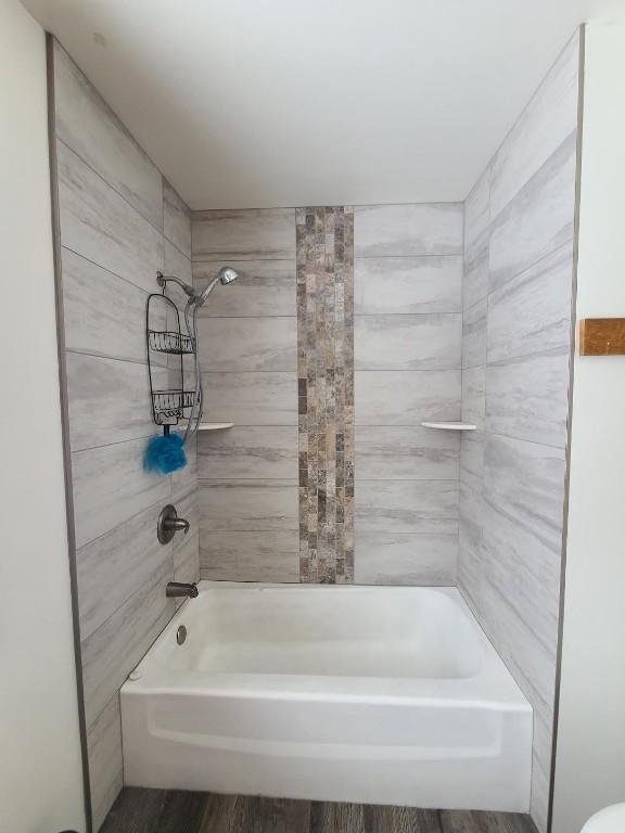 bathroom featuring tiled shower / bath combo