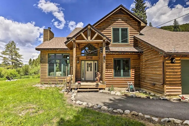 view of front facade featuring a front lawn