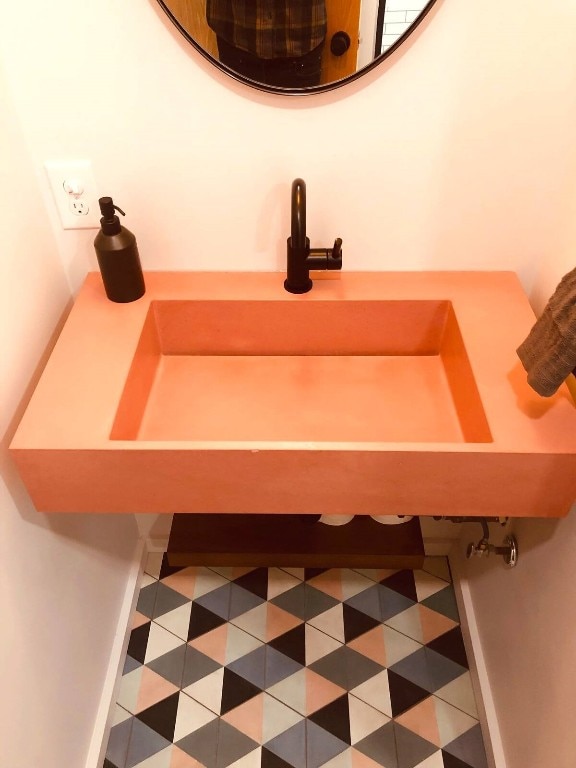 bathroom featuring sink