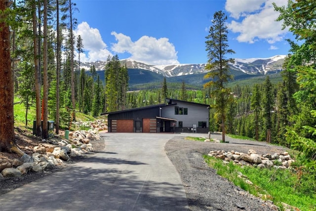 view of front of property featuring a mountain view and an outdoor structure