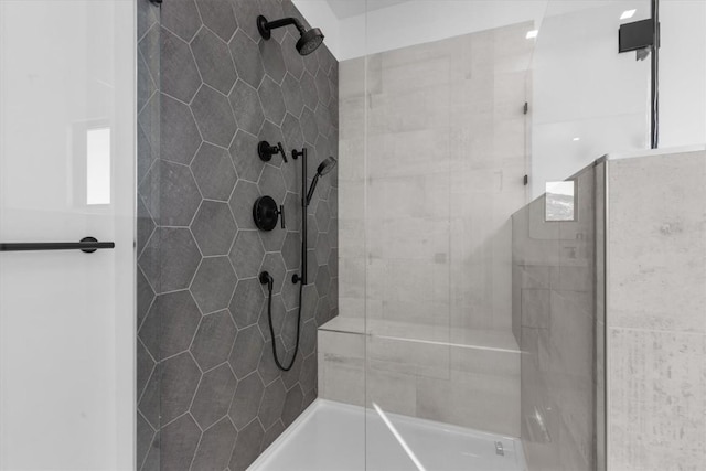 bathroom featuring a tile shower