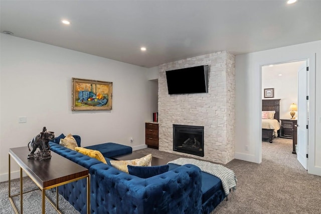 carpeted living room featuring recessed lighting, a fireplace, and baseboards