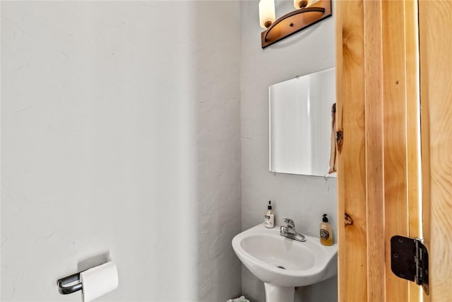 bathroom featuring sink