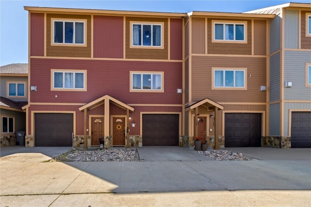 view of front facade featuring a garage