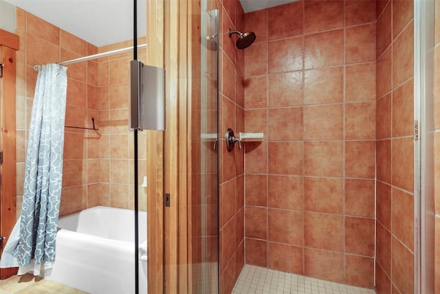 bathroom with tiled shower / bath combo