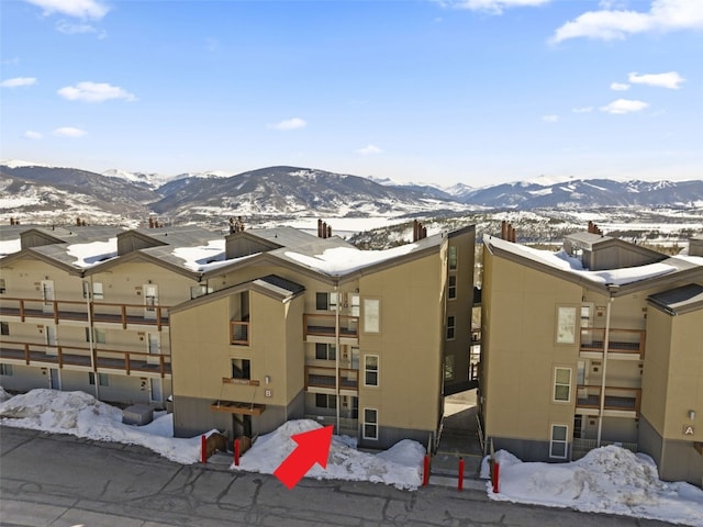 view of mountain feature with a residential view