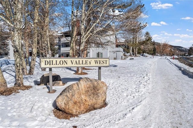 community sign featuring a mountain view