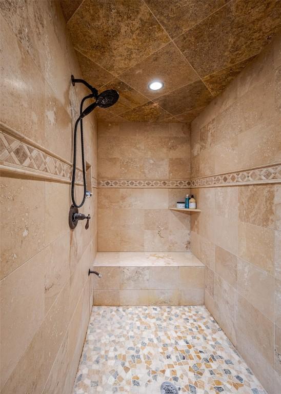 bathroom featuring a tile shower