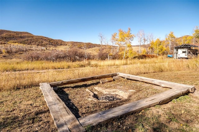 view of yard featuring a mountain view