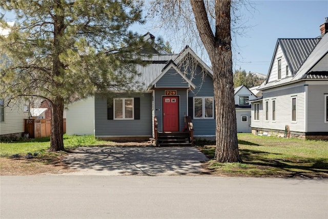 view of front of home featuring a front yard