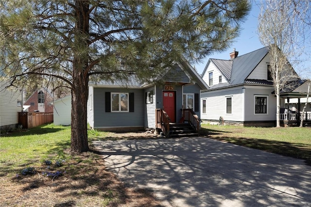 view of front of house featuring a front yard