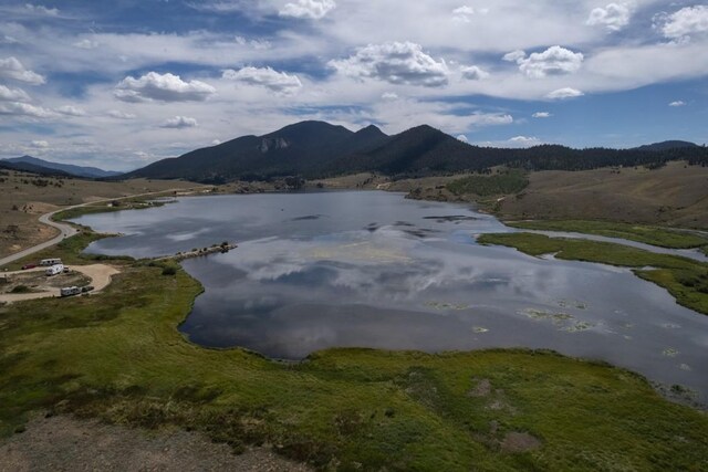 water view featuring a mountain view