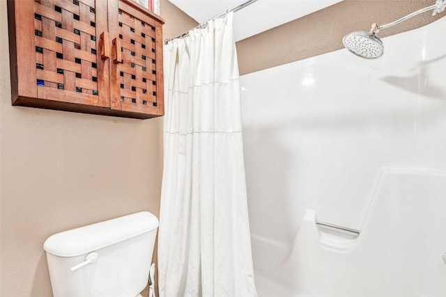 bathroom with curtained shower