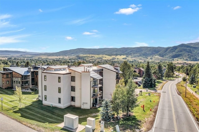 birds eye view of property featuring a mountain view