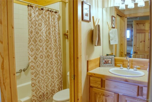 full bathroom featuring shower / tub combo with curtain, vanity, and toilet