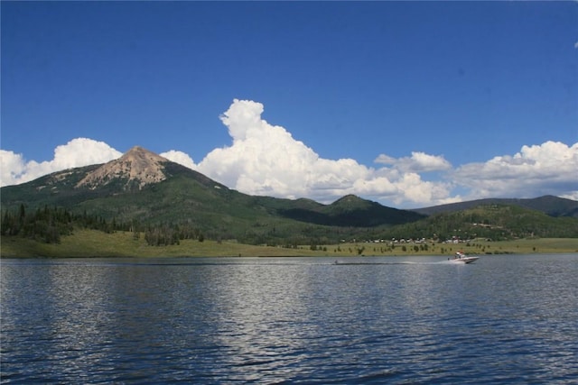 water view with a mountain view