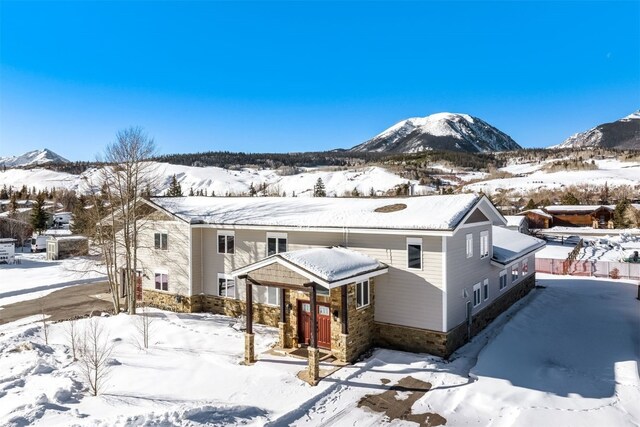 view of front of home featuring a mountain view