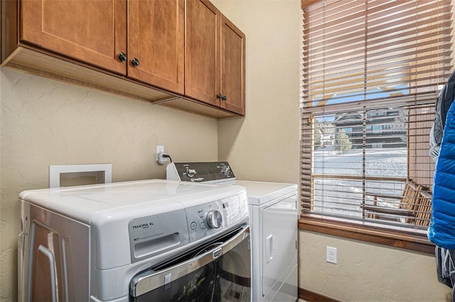 washroom featuring cabinets and washing machine and clothes dryer