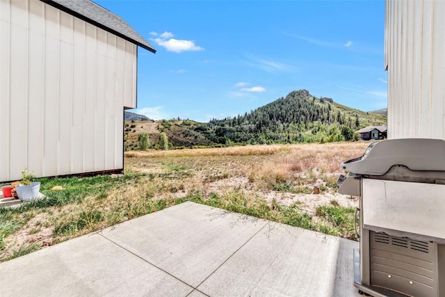 view of yard with a patio and a mountain view