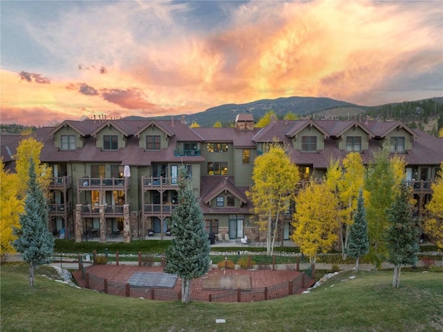 view of community featuring a mountain view and a yard